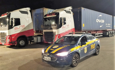 Mais de 18 toneladas de excesso são flagradas em duas carretas na BR-101 em Araranguá