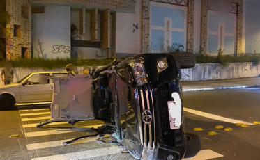 Veículo fica lateralizado após acidente de trânsito em Araranguá