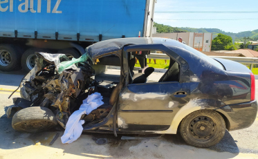 Motorista fica gravemente ferido após colisão contra caminhão na BR-282 (FOTOS)