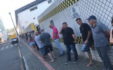 Criciúma x Brusque - Torcedores fazem fila para retirar ingressos infantis