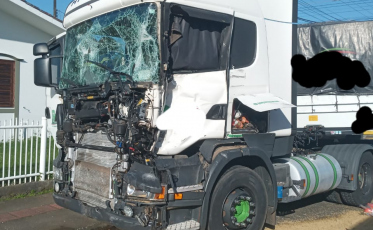 Homem fica ferido em colisão entre carreta e caminhão em Turvo