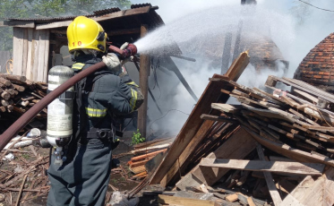 Incêndio destrói estrutura de forno de carvão em Sombrio