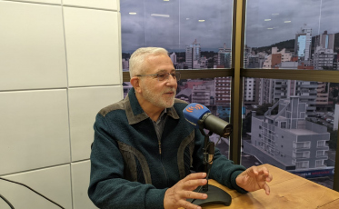 Paulo Afonso faz contextualização política e histórica no Ninguém Morre de Tédio