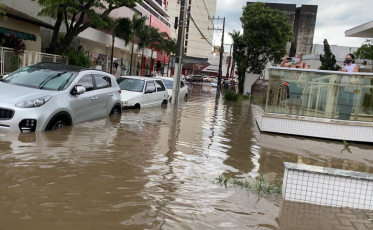 Chuvas em SC: órgãos estaduais suspendem atividades e atendimento ao público