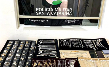 Dupla é presa após assaltar joalheria em Tubarão