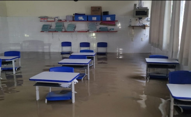 Estudantes são resgatados de barco em escola de Criciúma (FOTOS)