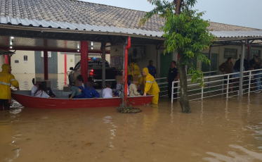 Estudantes são resgatados de barco em escola de Criciúma (FOTOS)