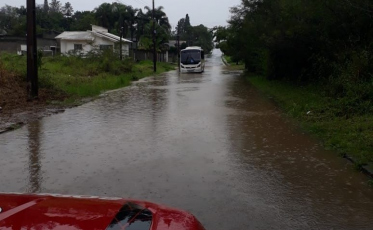 Criciúma: família é removida de casa alagada no bairro Mina União 