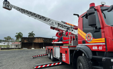 No Sul de SC, Corpo de Bombeiros recebe maior Auto Escada Mecânica da América Latina