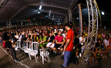Em show de Gio Lisboa, milhares de pessoas celebram os 27 anos do Criciúma Shopping