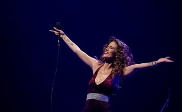 Ana Cañas sobe ao palco do Teatro Elias Angeloni para show em homenagem a Belchior 
