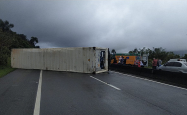 Carreta tomba na BR-101 e deixa pista interditada