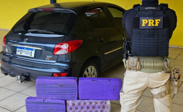 Jovem sem habilitação é preso com 46 quilos de maconha na BR-101