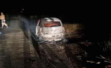Veículo roubado é incendiado em Criciúma 