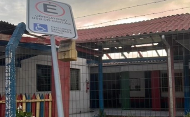 Em situação de emergência, Sombrio entrega telhas a moradores prejudicados pelas chuvas