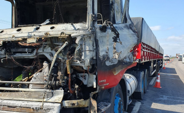 Içara: carreta fica destruída após incêndio na BR-101