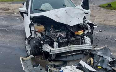 Colisão entre dois carros e um caminhão é registrada na SC-443 em Morro da Fumaça