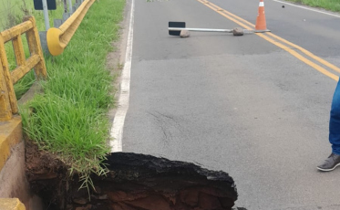 Ponte entre Praia Grande e São João do Sul é interditada após desabamento de cabeceira (FOTOS E VÍDEO)
