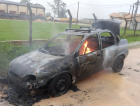 Carro fica destruído após pegar fogo em Morro da Fumaça