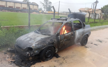 Carro fica destruído após pegar fogo em Morro da Fumaça