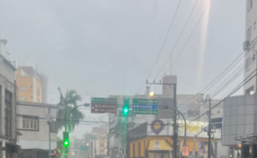 Veja: em menos de uma hora, chuva alaga ruas de Criciúma (FOTOS e VÍDEO)