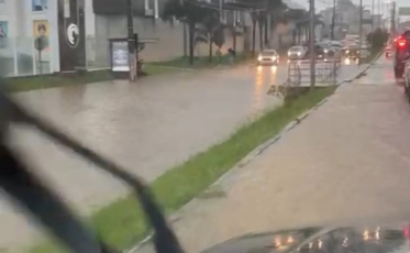 Veja: em menos de uma hora, chuva alaga ruas de Criciúma (FOTOS e VÍDEO)