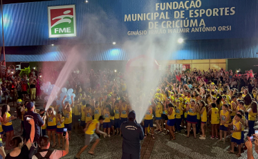 Água no umbigo, sinal de perigo: 4º BBM forma 470 crianças no Projeto Golfinho