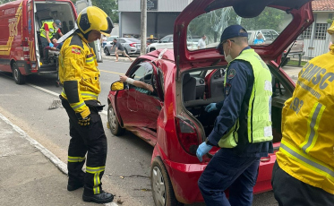 Homem fica preso à ferragens de veículo após colisão em Cocal do Sul