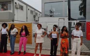 Finalistas de concurso de beleza fazem protesto contra o racismo em Criciúma