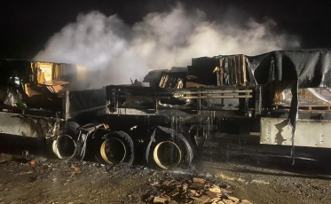 Içara: carreta com pisos cerâmicos pega fogo em parada de descanso