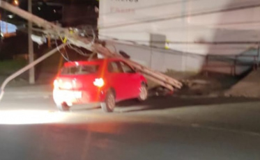 Criciúma: motorista colide em poste e foge, abandonando veículo