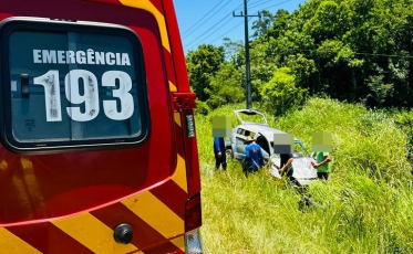 Mulher sai da pista, capota e bate em poste na SC-108