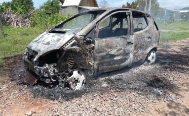 Carro é destruído por fogo em Santa Rosa do Sul