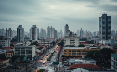 Depois do calor, tempo vira com chuva e vento sul em Criciúma
