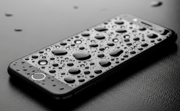 Pouca gente sabe: celular à prova d’água perde proteção com o tempo 