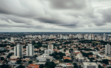 Fim de janeiro chega com queda de temperatura e alerta para o tempo no sábado