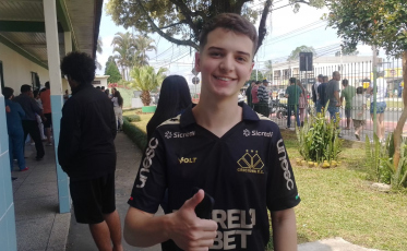 Jovens celebram primeiro voto em Criciúma: 