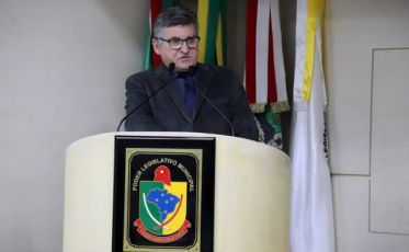 Vereador cita salto na arrecadação e reclama da prefeitura