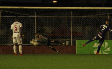 Em seu retorno, Zé Carlos defende pênalti