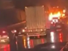Caminhão pega fogo e bloqueia BR-101 no Morro dos Cavalos
