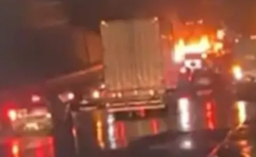 Caminhão pega fogo e bloqueia BR-101 no Morro dos Cavalos