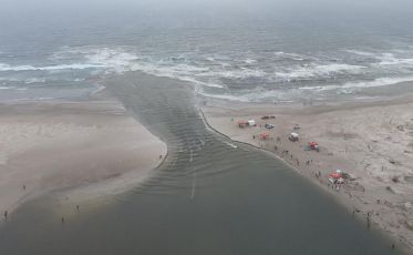 Força da água destrói quiosque durante abertura da barra em Imbituba