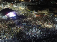 Virada do ano em Balneário Arroio do Silva reuniu milhares de pessoas na Praça Central | Foto: Rafael França/Divulgação/4oito 
