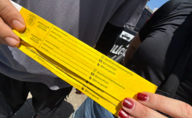 Campanha aposta em pulseiras para evitar crianças perdidas em SC