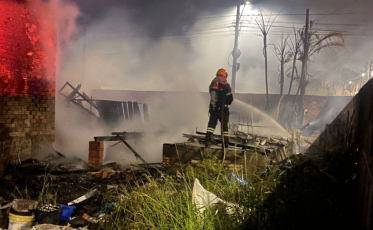 Incêndio destrói residência em Içara