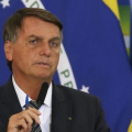 Bolsonaro cai durante a madrugada e sofre concussão leve