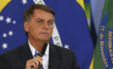 Bolsonaro cai durante a madrugada e sofre concussão leve