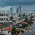Chuva em Santa Catarina muda o tempo e traz fim de semana de alerta