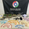 Casal é preso por tráfico de drogas e abandono de incapaz em Balneário Gaivota