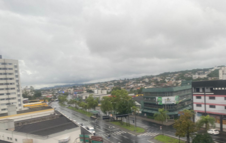Mesmo com chuva, mar segue próprio para banho no litoral sul